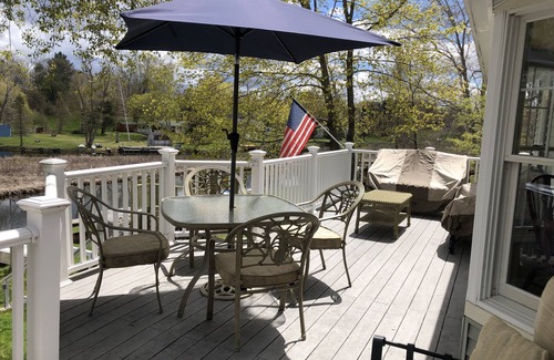 Hale House | Perfect Family Vacation Spot on Lake includes 24-foot pontoon & Acorn Stairlift