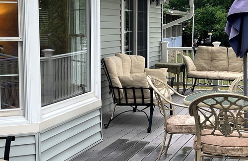 Hale House | Perfect Family Vacation Spot on Lake includes 24-foot pontoon & Acorn Stairlift