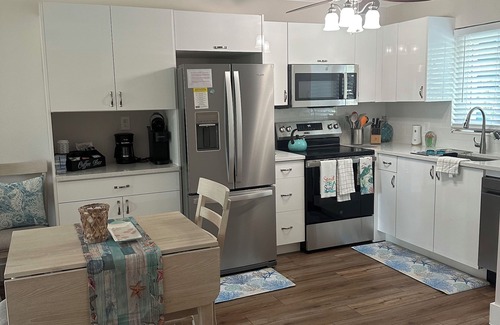 Longboat Key Condo | Perfect FL Longboat Key Getaway, steps from the Gulf! Sleeps 4