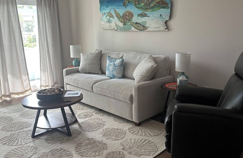 Longboat Key Condo | Perfect FL Longboat Key Getaway, steps from the Gulf! Sleeps 4
