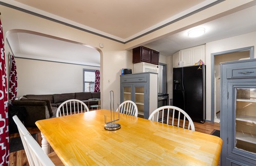 Detroit House | PERFECT FOR A LONG TIME STAY | 3 bdroom, sleeps 15 + dinning room