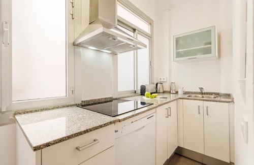 El Poble-sec Apartment | Perfect for big families, business travels and groups of friends!