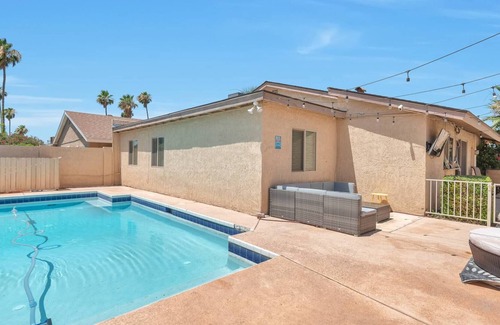 Pima Meadows House | Perfect for Business or Pleasure! Private Pool, Close to Spring Training, Old Town Scottsdale & ASU!