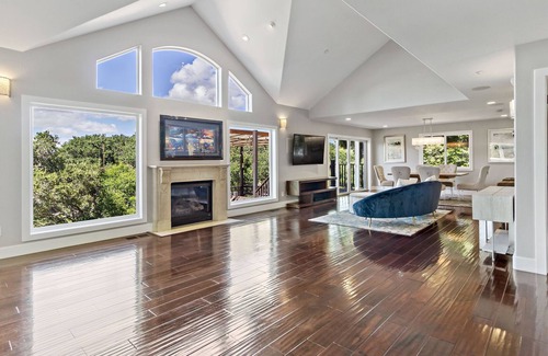 Hayward Villa | Perfect for Corporate Retreat, Family Reunion!