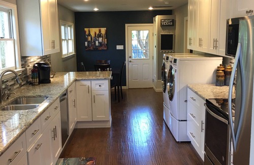 Grapevine House | Perfect for Corporate, Business or Personal Rental - 30 Day Minimum Rental