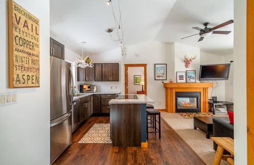 Valley of the Sun Cabin | Perfect for Couples, Beautiful Views & Decks, Fireplace - Crimson Cabin