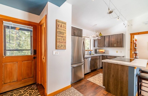 Valley of the Sun Cabin | Perfect for Couples, Beautiful Views & Decks, Fireplace - Crimson Cabin
