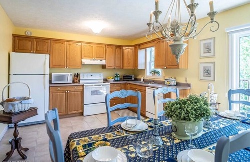 Southampton House | Perfect for couples or the family. Walk downtown, to beach or hiking trails.