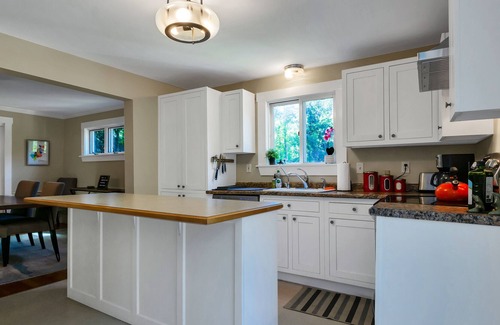 Acton House | Perfect for Dogs, Entire House Surrounded by Trees