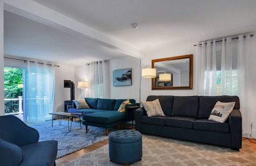 Acton House | Perfect for Dogs, Entire House Surrounded by Trees