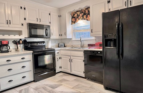 North Chesterfield House | Perfect for Extended Stays! One Level/Fenced Yard/Pets Welcome