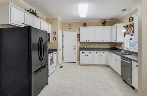 Chester House | Perfect for Extended Stays! Pets Welcome!