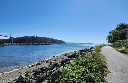 West Vancouver House | Perfect for families traveling together