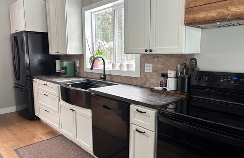 Hinton House | Perfect for families and large groups. 45 minutes drive to Jasper.