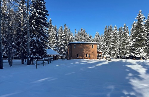 Hinton House | Perfect for families and large groups. 45 minutes drive to Jasper.