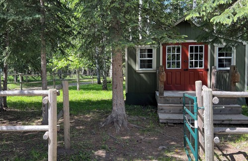 Hinton House | Perfect for families and large groups. 45 minutes drive to Jasper.