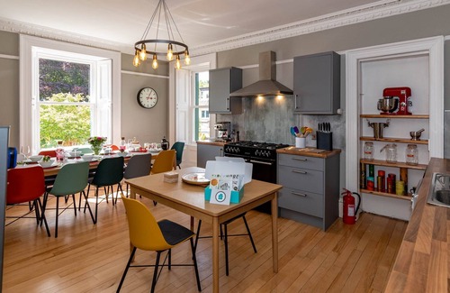 Murthly House | Perfect for families & friends - Sleeps 12. Pet friendly. EV charger. Office. Games Rooms. Garden