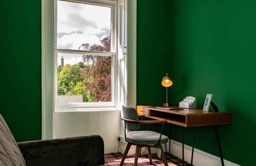 Murthly House | Perfect for families & friends - Sleeps 12. Pet friendly. EV charger. Office. Games Rooms. Garden