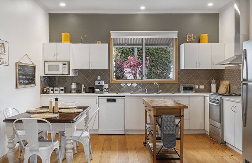 Clare House | Perfect for families, couples, business & pet friendly!