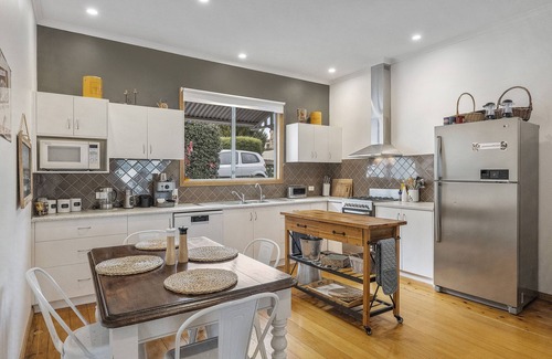 Clare House | Perfect for families, couples, business & pet friendly!