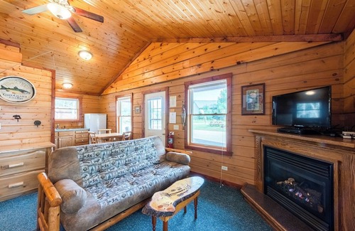 Mountain Cabin | Perfect for Families & Friends, Pet Friendly, Horse Theme, Log Cabin, Fireplace