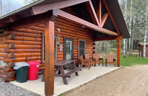 Mountain Cabin | Perfect for Families & Friends, Pet Friendly, Horse Theme, Log Cabin, Fireplace
