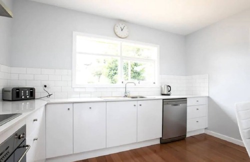 Newstead House | Perfect for Families & Groups: Views & Wi-Fi