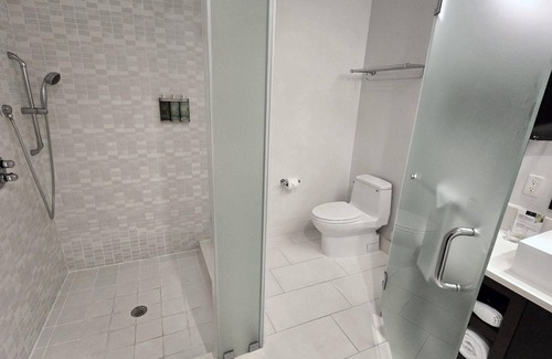 Ludlam Condo | Perfect for Families, Large Studio, Pool & Parking
