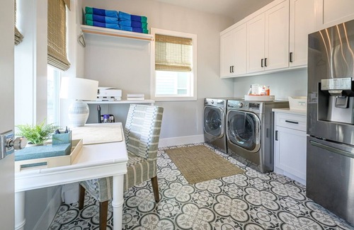 Beachside Village House | Perfect for Families & Groups/Sleeps 14/Large Table Seats 14/+ Full Amenities