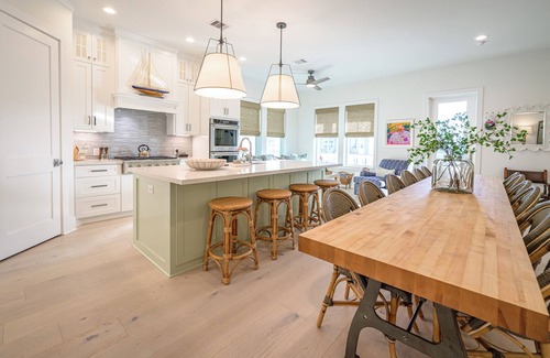Beachside Village House | Perfect for Families & Groups/Sleeps 14/Large Table Seats 14/+ Full Amenities