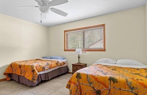 Lakeview House | Perfect For Family Getaway Trip!Rustic Cabins with Modern Amenities on the Lake!