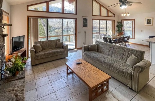 Lakeview House | Perfect For Family Getaway Trip!Rustic Cabins with Modern Amenities on the Lake!