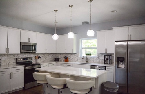 South Haven House | Perfect for Family Vacation Hot Tub Private Back Yard Fire Pit 7BR Game Room