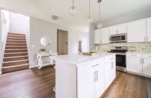 South Haven House | Perfect for Family Vacation Hot Tub Private Back Yard Fire Pit 7BR Game Room