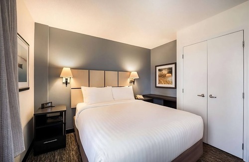 North Arlington Hotel | Perfect For Group and Family Trips! Parking, BBQ! Near Grand Prairie Airport!