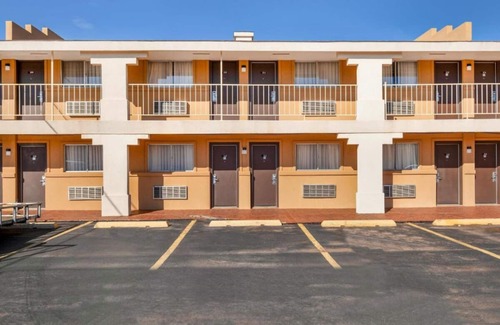 Elk City House | Perfect For Groups! 4 Spacious Units, Close to Ackley Park and Storm House