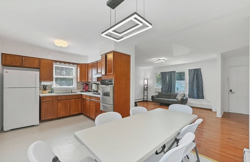 Monticello House | Perfect for Groups/Families! 5 Cabins, Pool, GameRoom & 30+ Beds at The Highland