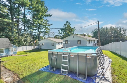 Monticello House | Perfect for Groups/Families! 5 Cabins, Pool, GameRoom & 30+ Beds at The Highland