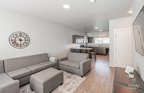 Rexburg Apartment | Perfect for Groups Full Kitchen Gym & Free Parking