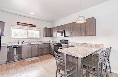 Rexburg Apartment | Perfect for Groups Full Kitchen Gym & Free Parking