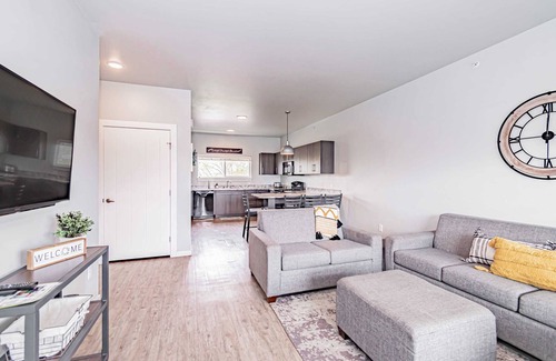 Rexburg Apartment | Perfect for Groups Full Kitchen Gym & Free Parking