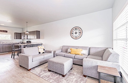 Rexburg Apartment | Perfect for Groups Full Kitchen Gym & Free Parking