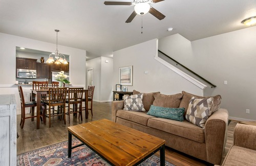 West Valley House | Perfect For Groups | Near The Village & Mall