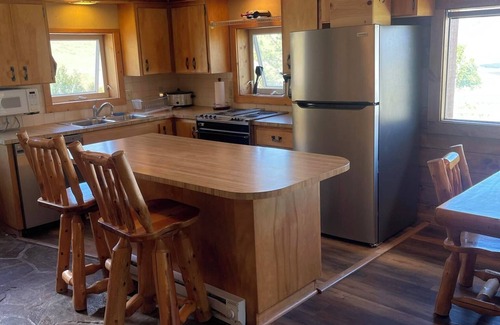 Glacier Country Cabin | Perfect for hiking, wildlife viewing and photography. Endless Mountain views!