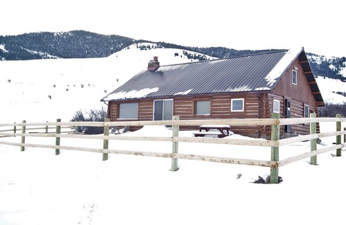 Glacier Country Cabin | Perfect for hiking, wildlife viewing and photography. Endless Mountain views!