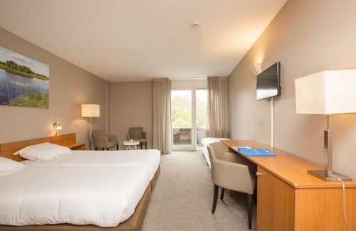 Velsen-Zuid Hotel | Perfect for Relaxation: Pool, Scenic Views and Dining in a Beautiful Setting