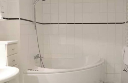 Velsen-Zuid Hotel | Perfect for Relaxation: Pool, Scenic Views and Dining in a Beautiful Setting