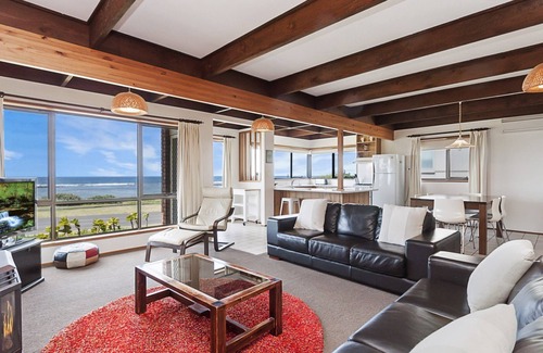 Port Fairy House | Perfect for that cosy winter holiday with stunning views of the Pea Soup Cove.