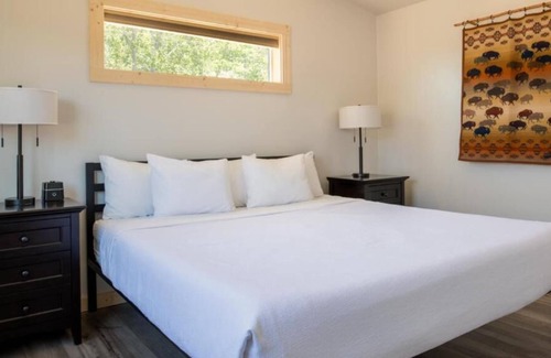 Boardman House | Perfect for the Families or Friends! 3 Spacious Rooms, Pool & Free Parking