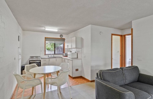Port Fairy Apartment | Perfect for your beach holiday, you are only a stone's throw to the Port Fairy East Beach